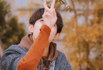 ​关于英语的名言警句：A light heart lives long